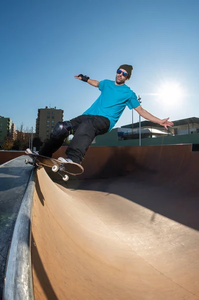 Skateboarder Una Rutina Atardecer Skatepark Local — Foto de Stock