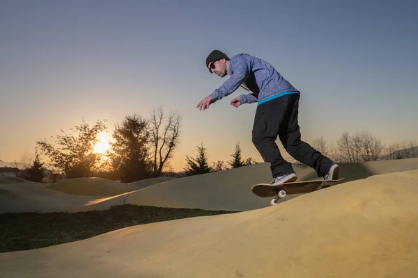 Skateboarder Praktijk Een Pomp Track Park Een Zonnige Zomerdag — Stockfoto