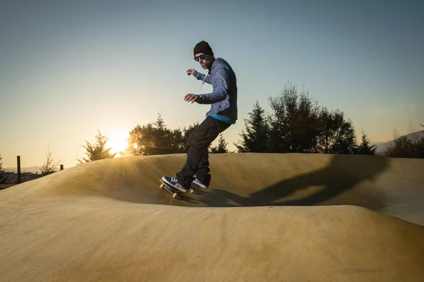 Skateboarder Praktijk Een Pomp Track Park Een Zonnige Zomerdag — Stockfoto