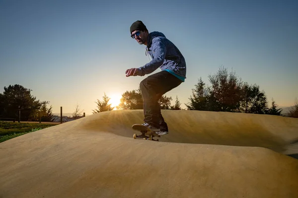 Skateboarder Praktijk Een Pomp Track Park Een Zonnige Zomerdag — Stockfoto