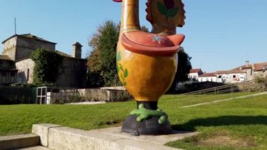 Barcelos, Portekiz - Circa Jauary 2019: Barcelos, Portekiz'ın ulusal sembolü horoz heykeli.