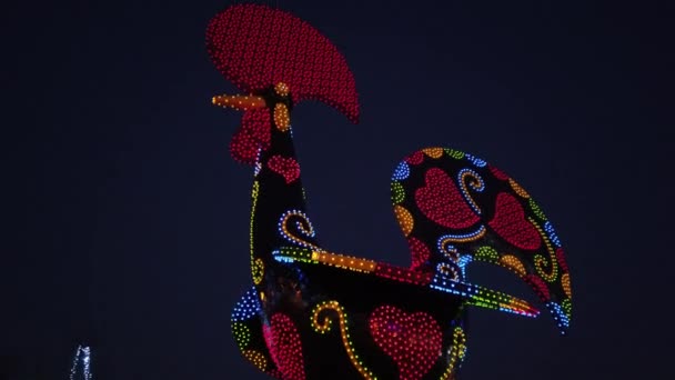 巴塞罗那 葡萄牙 切尔卡乔拉里 2019年 晚上在波普加洛的看法 公共艺术灵感来自巴塞罗那公鸡 共同的葡萄牙流行文化的最重要的象征之一 — 图库视频影像