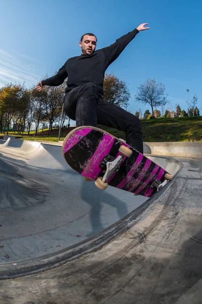 Skateboardista Mletí Při Západu Slunce Místním Skateparku — Stock fotografie