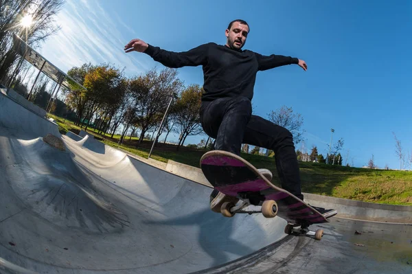 Skateboarder Een Grind Bij Zonsondergang Het Lokale Skatepark — Stockfoto