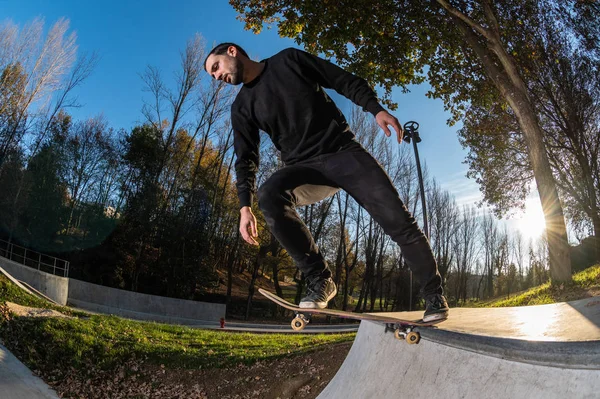 Skateboardista Dropring Rampy Při Západu Slunce Místním Skateparku — Stock fotografie