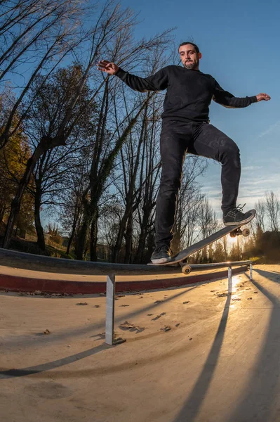 Skateboardista Mletí Při Západu Slunce Místním Skateparku — Stock fotografie