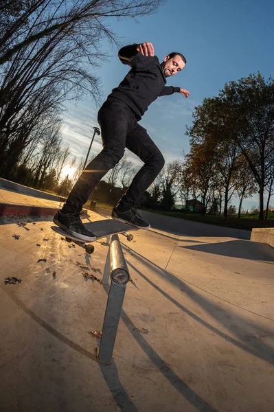 Skateboarder Bei Sonnenuntergang Örtlichen Skatepark Unterwegs — Stockfoto