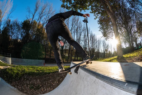 Skateboarder Een Rock Roll Bij Zonsondergang Het Lokale Skatepark — Stockfoto