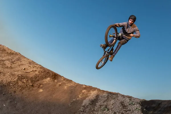 Bmx Salto Bicicleta Sobre Uma Trilha Sujeira Uma Pista Terra — Fotografia de Stock