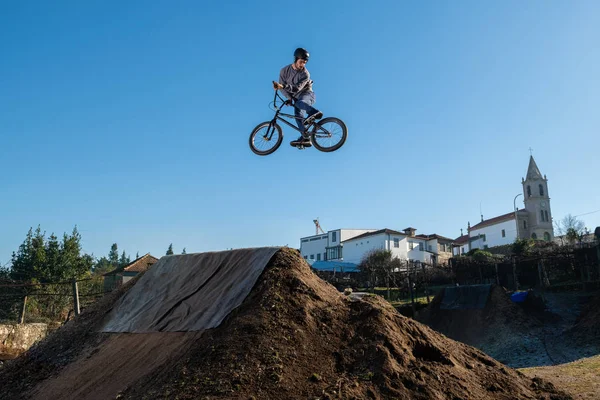 Bmx Bisiklet Atlama Üzerinde Kir Kir Yolda — Stok fotoğraf