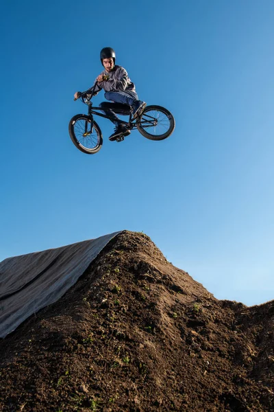 Bmx Bike Jump Über Einen Feldweg Auf Einem Feldweg — Stockfoto