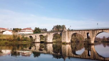 Ponte Da Barca, Portekiz - Ocak 2019 yaklaşık: Roma Köprüsü Ponte da Barca içinde. Ponte da Barca vinho verde sinirlari şarap bölgeye ait.