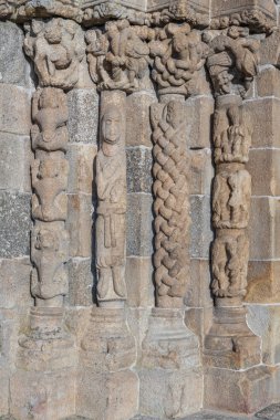 Onüçüncü yüzyıl Romanesk kilise Sao Salvador Bravaes, süslü arşitrav.