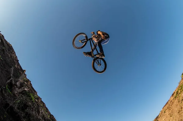 Bmx Bike Jump Über Einen Feldweg Auf Einem Feldweg — Stockfoto