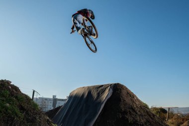 MTB bisiklet atlama üzerinde kir iz kir yolda.