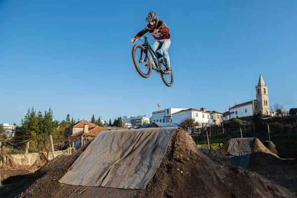 Mtb Bike Saltar Sobre Uma Trilha Sujeira Uma Pista Terra — Fotografia de Stock