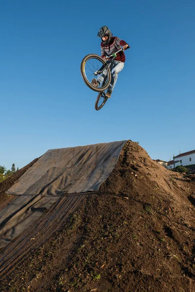 Mtb Fiets Springen Een Parcours Van Vuil Een Onverharde Weg — Stockfoto