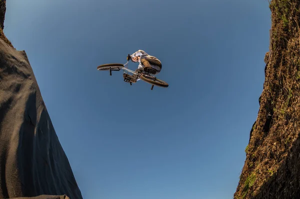 Bmx Salto Bicicleta Sobre Uma Trilha Sujeira Uma Pista Terra — Fotografia de Stock