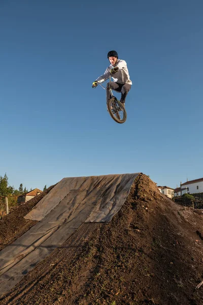 Bmx Salto Bicicleta Sobre Uma Trilha Sujeira Uma Pista Terra — Fotografia de Stock