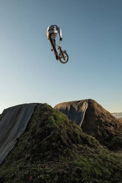 Bmx Bike Sauter Par Dessus Sentier Terre Sur Une Piste — Photo