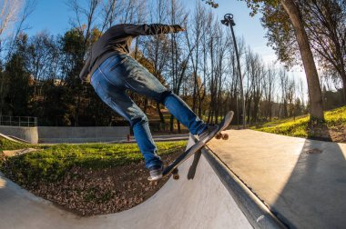 Kaykaycı Rock n roll yerel skatepark, gün batımında.