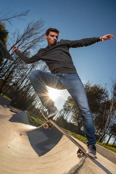 Skater Straganie Ogon Zachodzie Słońca Lokalnym Skatepark — Zdjęcie stockowe