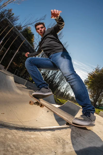 Kaykaycı tarih itibariyle yerel skatepark günbatımında bir kuyruk durak.