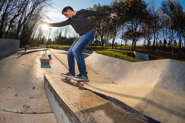 Skateboarder Een Grind Bij Zonsondergang Het Lokale Skatepark — Stockfoto