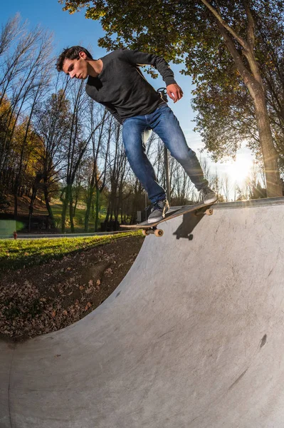 Kaykaycı Dropring Bir Rampa Yerel Skatepark Gün Batımında — Stok fotoğraf