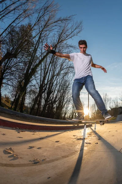 Skateboarder Een Bord Glijden Bij Zonsondergang Het Lokale Skatepark — Stockfoto