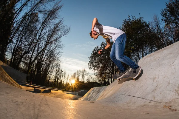 Skater Ścianie Kolei Zachodzie Słońca Lokalnym Skatepark — Zdjęcie stockowe