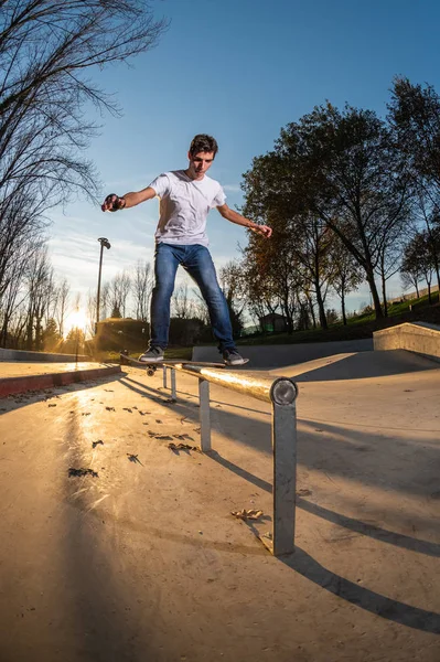 Skater Pokładzie Slajdów Zachodzie Słońca Lokalnym Skatepark — Zdjęcie stockowe