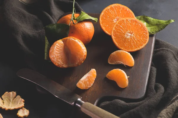 Laranjas Tangerinas Tangerina Frescas Com Folhas Sobre Fundo Escuro Texturizado — Fotografia de Stock