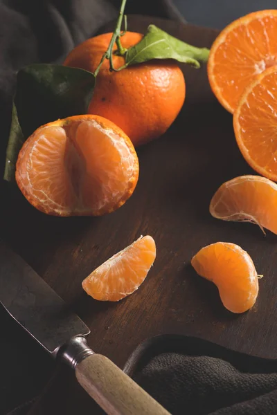 新鲜的柑橘或橘子与叶子在纹理黑暗的背景 — 图库照片