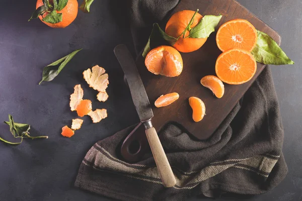 Laranjas Tangerinas Tangerina Frescas Com Folhas Sobre Fundo Escuro Texturizado — Fotografia de Stock