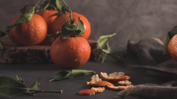 Laranjas Tangerinas Tangerina Frescas Com Folhas Sobre Fundo Escuro Texturizado — Vídeo de Stock