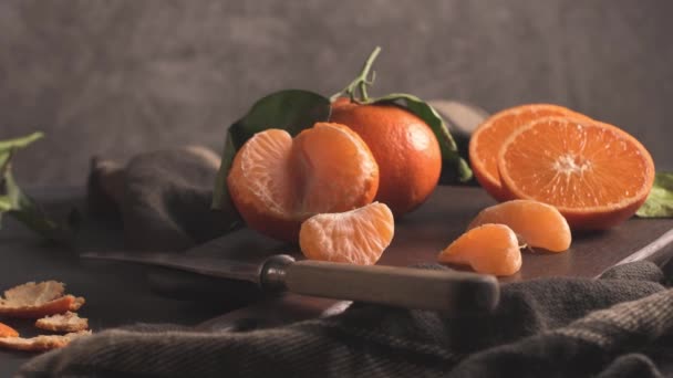 Свежие Мандариновые Апельсины Мандарины Листьями Текстурированном Темном Фоне — стоковое видео