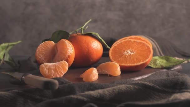 Свежие Мандариновые Апельсины Мандарины Листьями Текстурированном Темном Фоне — стоковое видео