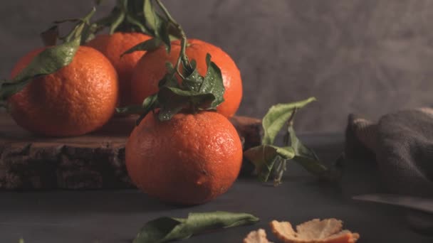 Oranges Mandarines Fraîches Avec Feuilles Sur Fond Foncé Texturé — Video