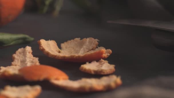 Laranjas Tangerinas Tangerina Frescas Com Folhas Sobre Fundo Escuro Texturizado — Vídeo de Stock