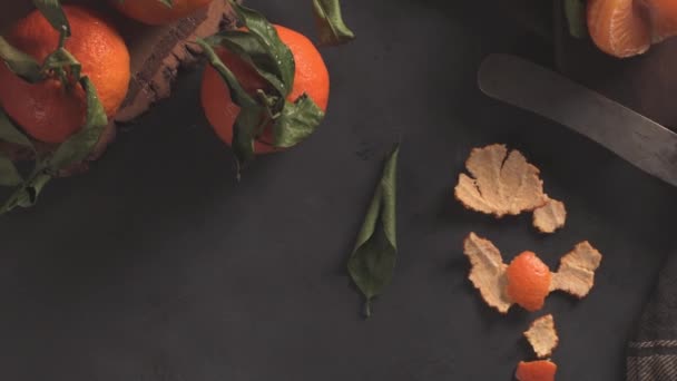 Verse Mandarijn Sinaasappelen Mandarijnen Met Bladeren Gestructureerde Donkere Achtergrond — Stockvideo