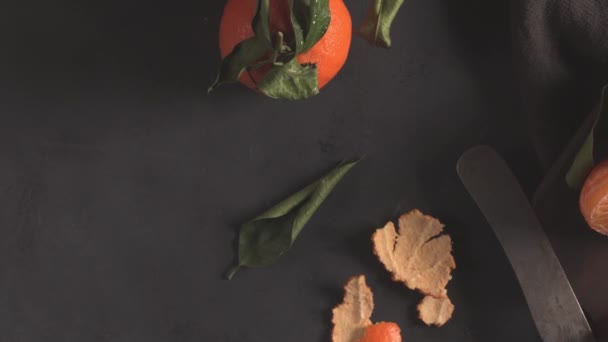 Свіжі Мандаринські Апельсини Або Мандарини Листям Текстурованому Темному Фоні — стокове відео