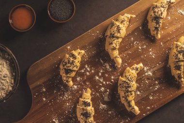 Mutfak Tezgah üzerinde malzemelerle çiğ kruvasan.