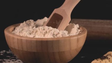 Mutfak Tezgah üzerinde malzemelerle çiğ kruvasan.