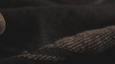 Taze mandarin portakal veya mandalina dokulu koyu arka plan üzerinde yaprakları ile