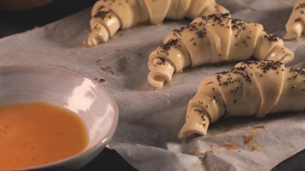 Croissant Crudo Con Ingredientes Una Encimera Cocina — Vídeo de stock