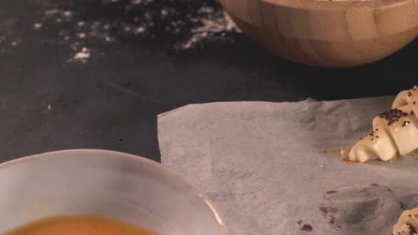 Mutfak Tezgah Üzerinde Malzemelerle Çiğ Kruvasan — Stok video