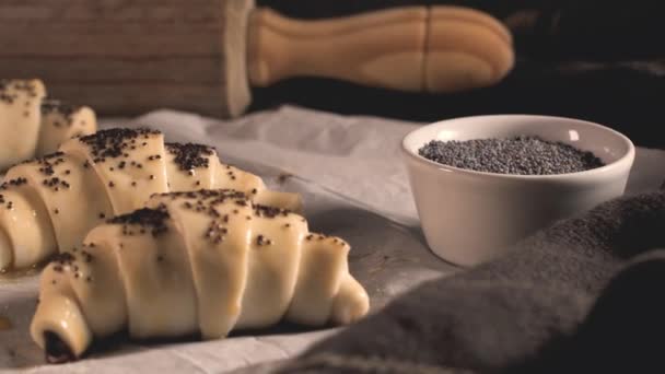 Rohe Croissants Mit Zutaten Auf Der Arbeitsplatte Der Küche — Stockvideo