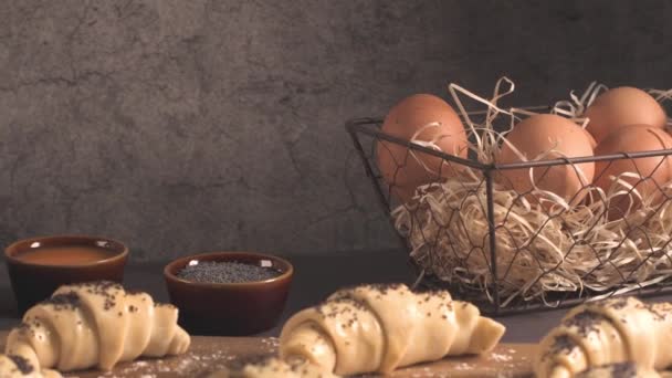 Mutfak Tezgah Üzerinde Malzemelerle Çiğ Kruvasan — Stok video