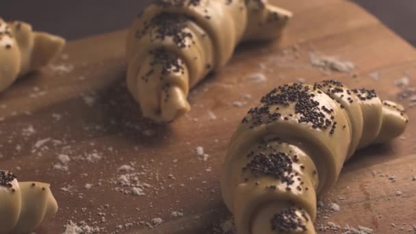 Rohe Croissants Mit Zutaten Auf Der Arbeitsplatte Der Küche — Stockvideo